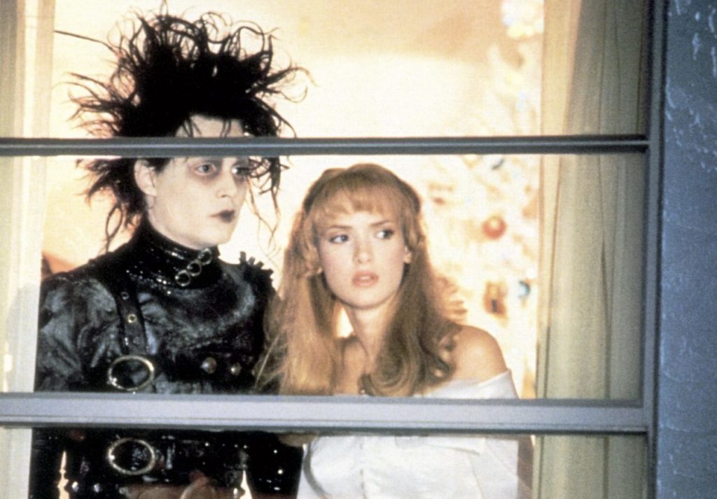 ジョニー・デップと交際中に共演をした『シザーハンズ』（1990）。 Photo: ©20thCentFox/Courtesy Everett Collection